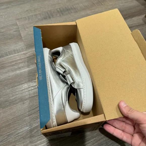 Cienta Silver Leather Metallic Kids Loop And Pull Sneakers