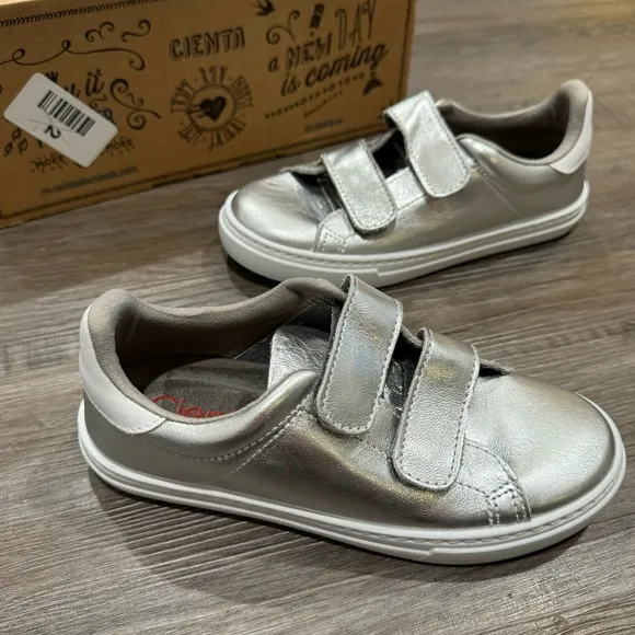 Cienta Silver Leather Metallic Kids Loop And Pull Sneakers