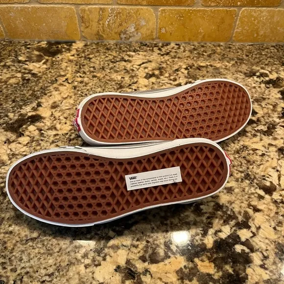 NWT Vans Juniors Old Skool Skater Shoe