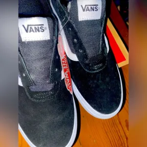 Van Palomar size 4.5 youth black/white suede 🖤