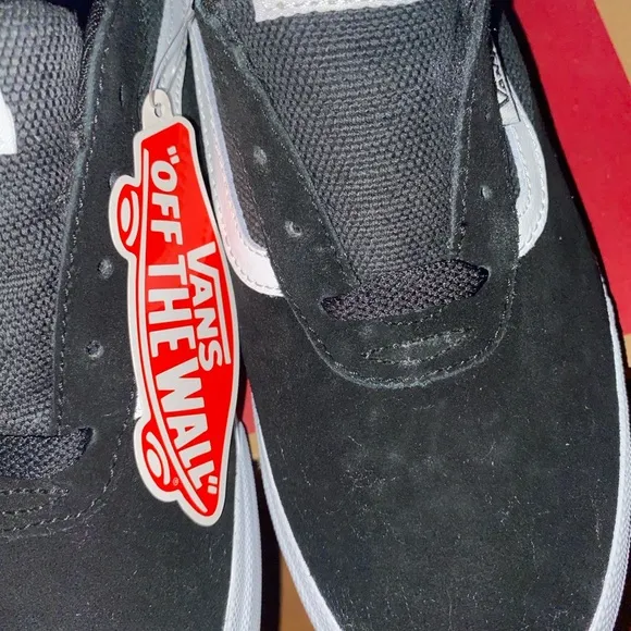 Van Palomar size 4.5 youth black/white suede 🖤