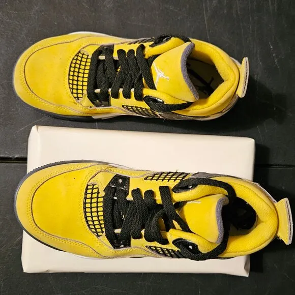 YOUTH SZ 3 AIR JORDAN 4 &quot;LIGHTENING&quot; SNEAKERS