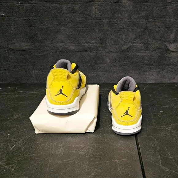 YOUTH SZ 3 AIR JORDAN 4 &quot;LIGHTENING&quot; SNEAKERS